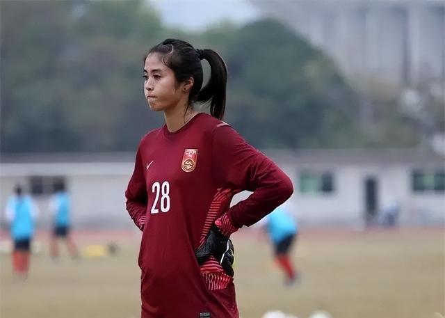 足球女将备战关键比赛，展现实力的简单介绍