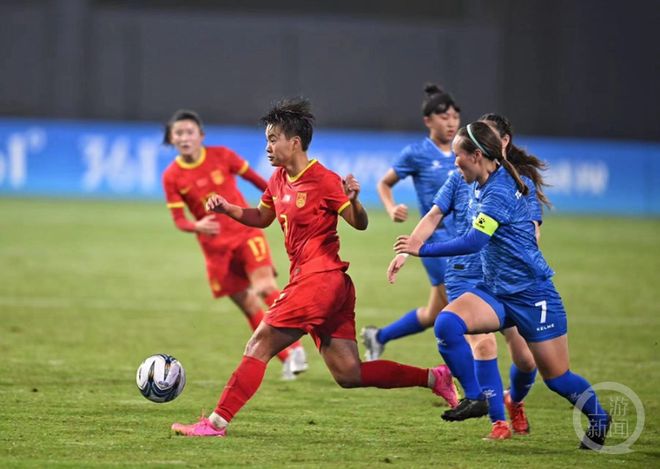 中国女足球员在比赛中大获全胜