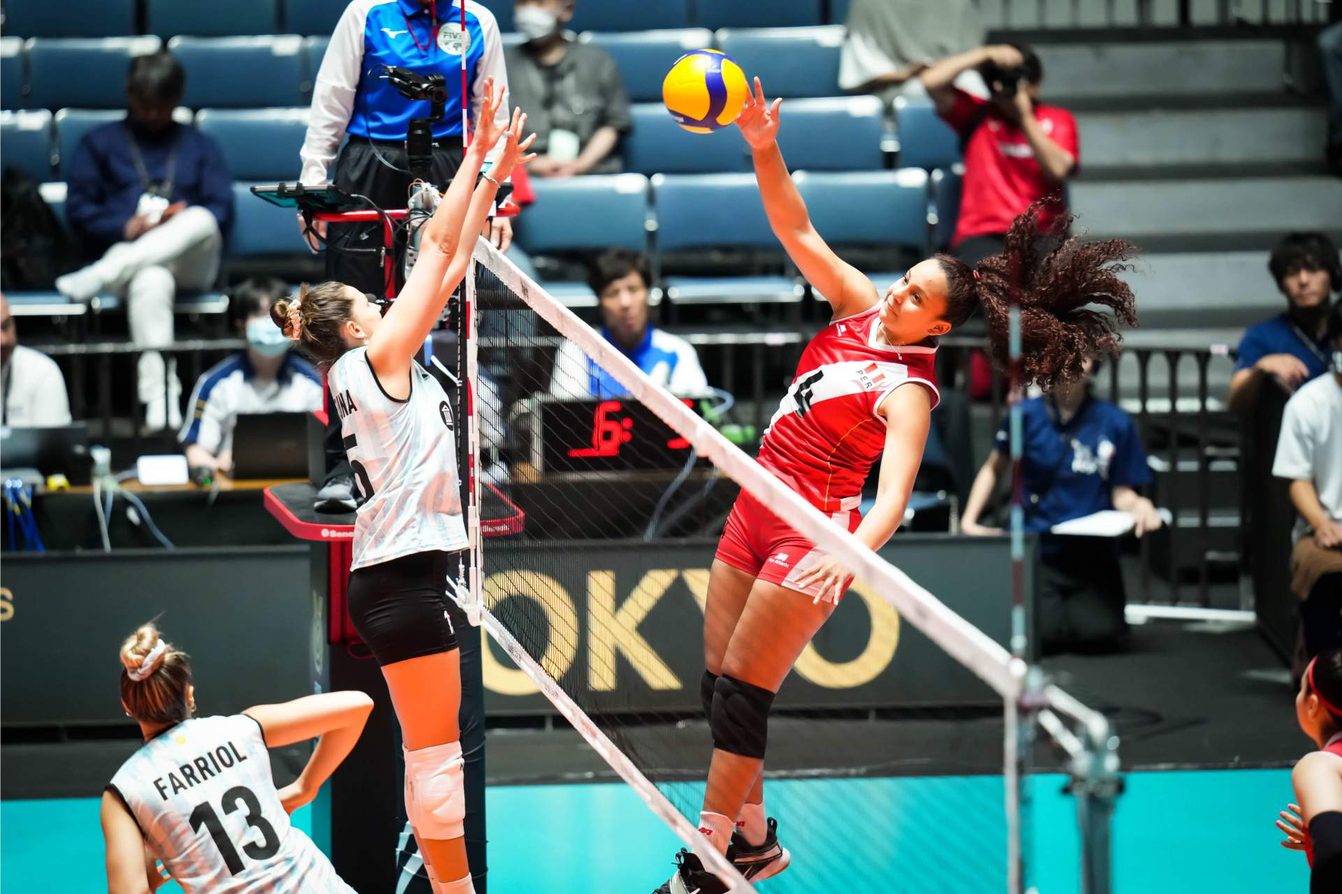 开云体育中国官网-秘鲁选手在排球赛场力压对手