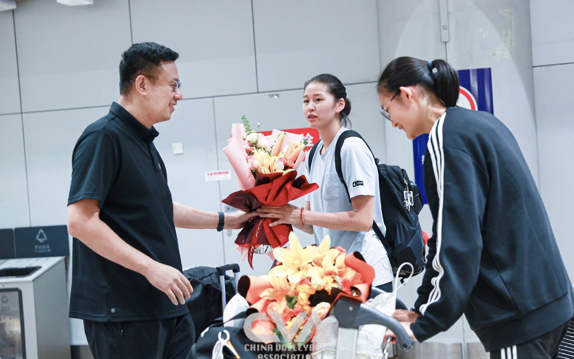 秘鲁选手在排球赛场力压对手