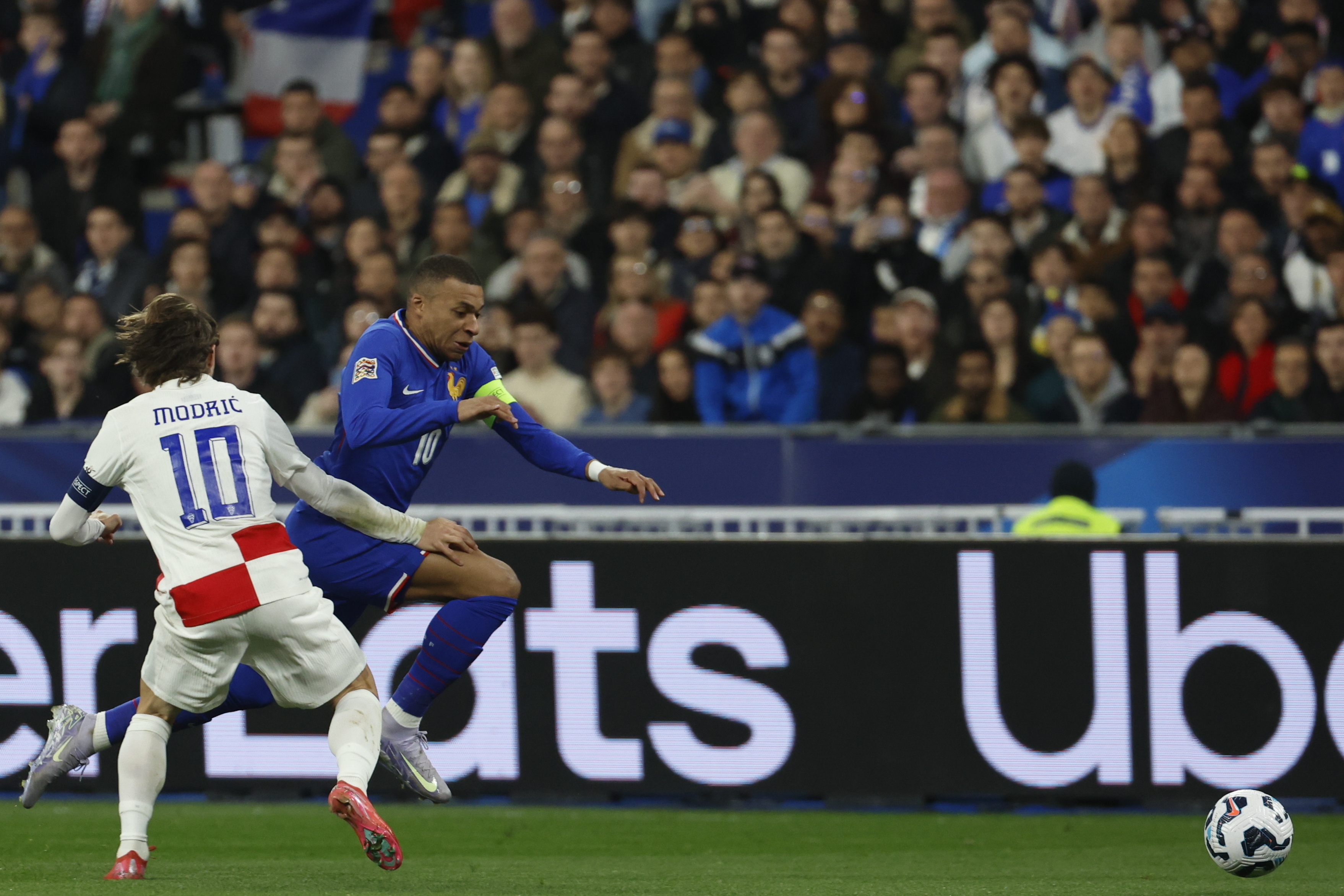 欧国联比赛中一场惊心动魄的比赛