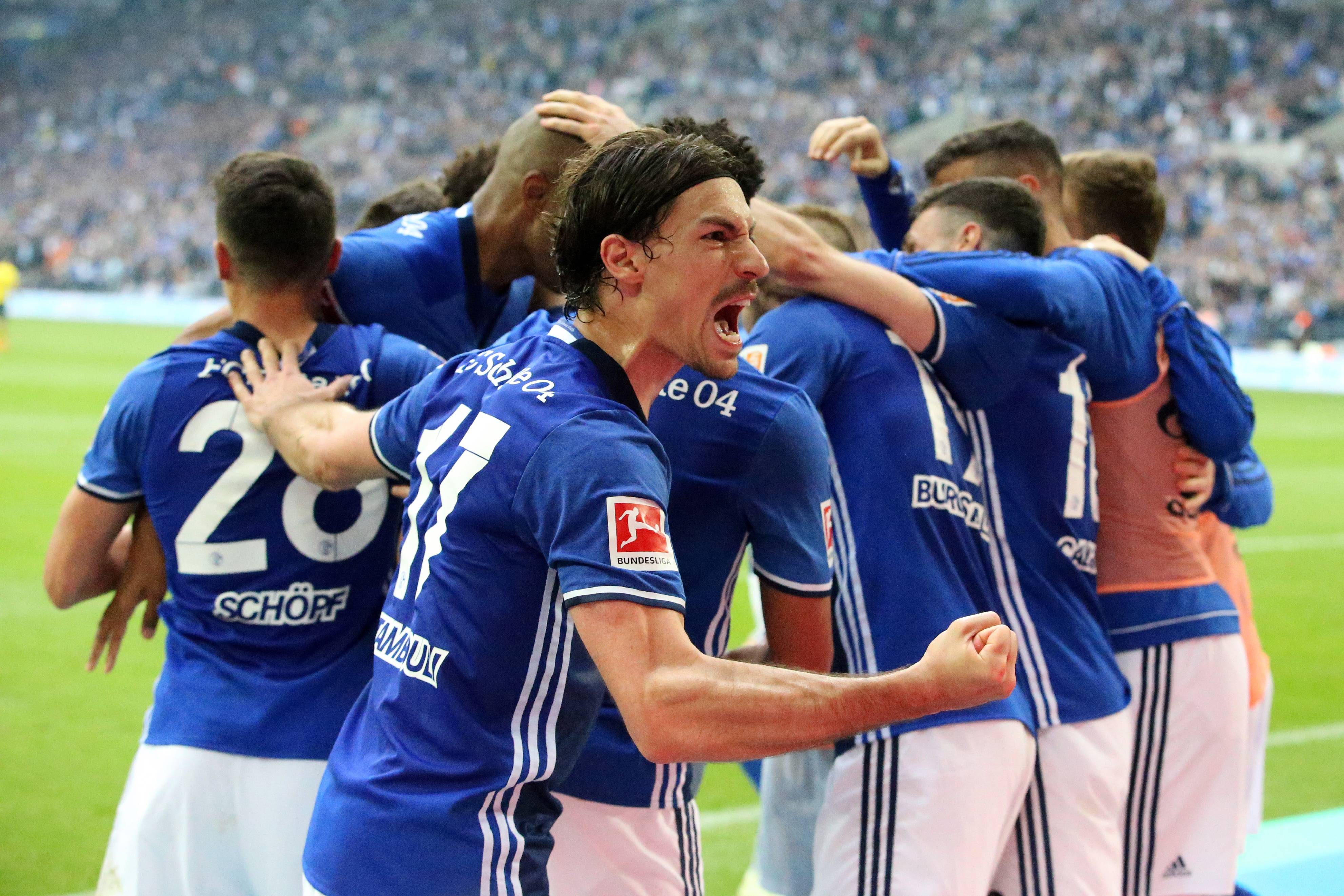 包含柏林联队主场失利，卫冕冠军形势不佳的词条