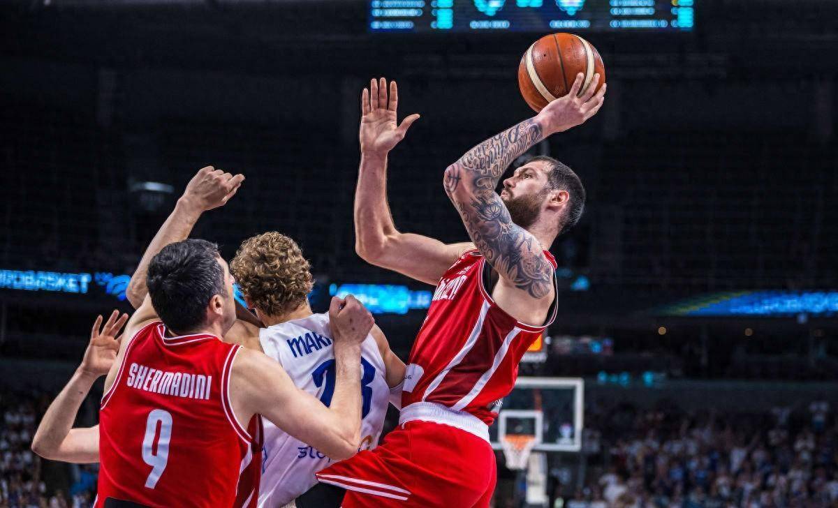 雄鹿客场击败马刺，继续保持不败