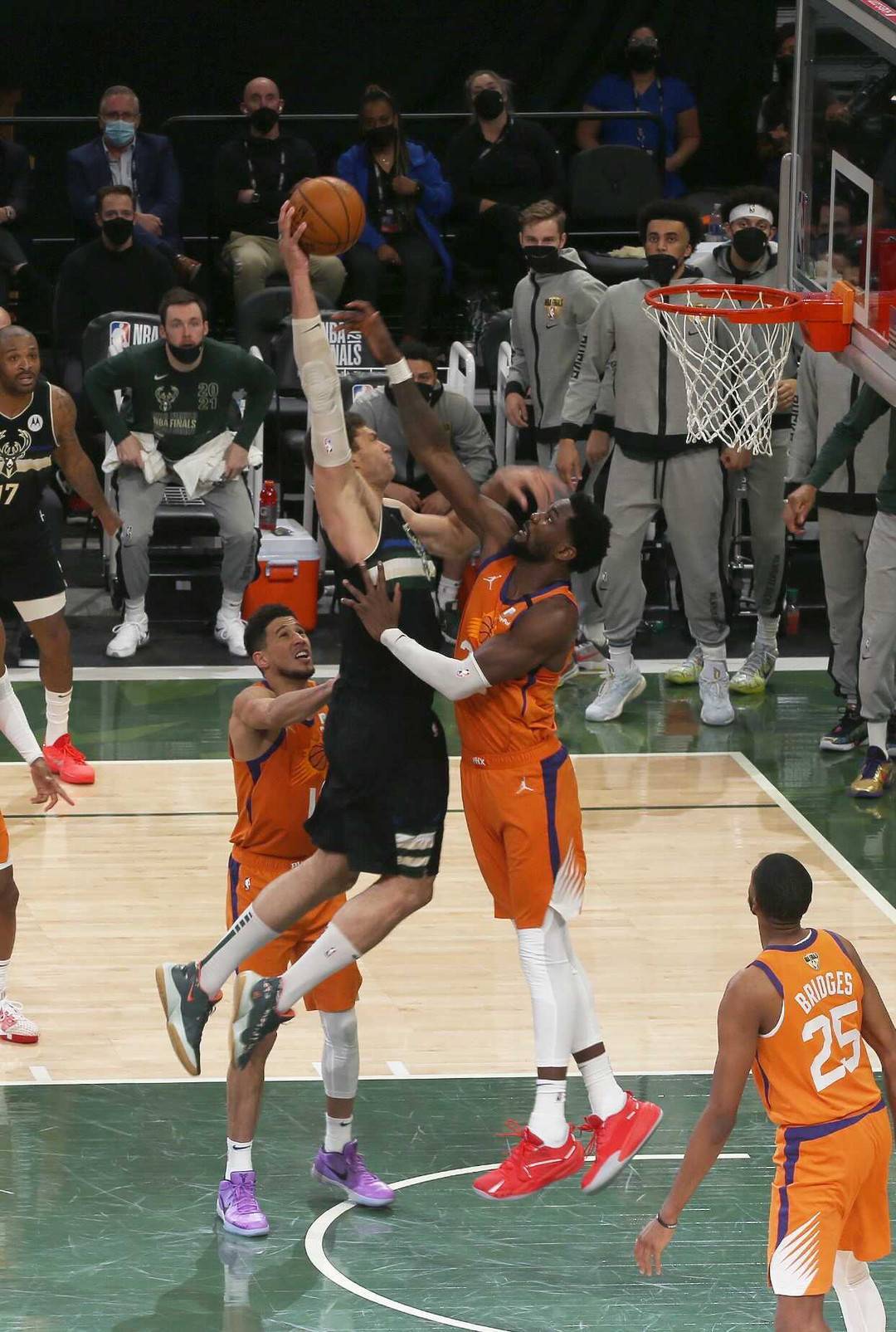 雄鹿胜利！米德尔顿绝杀带领球队战胜76人