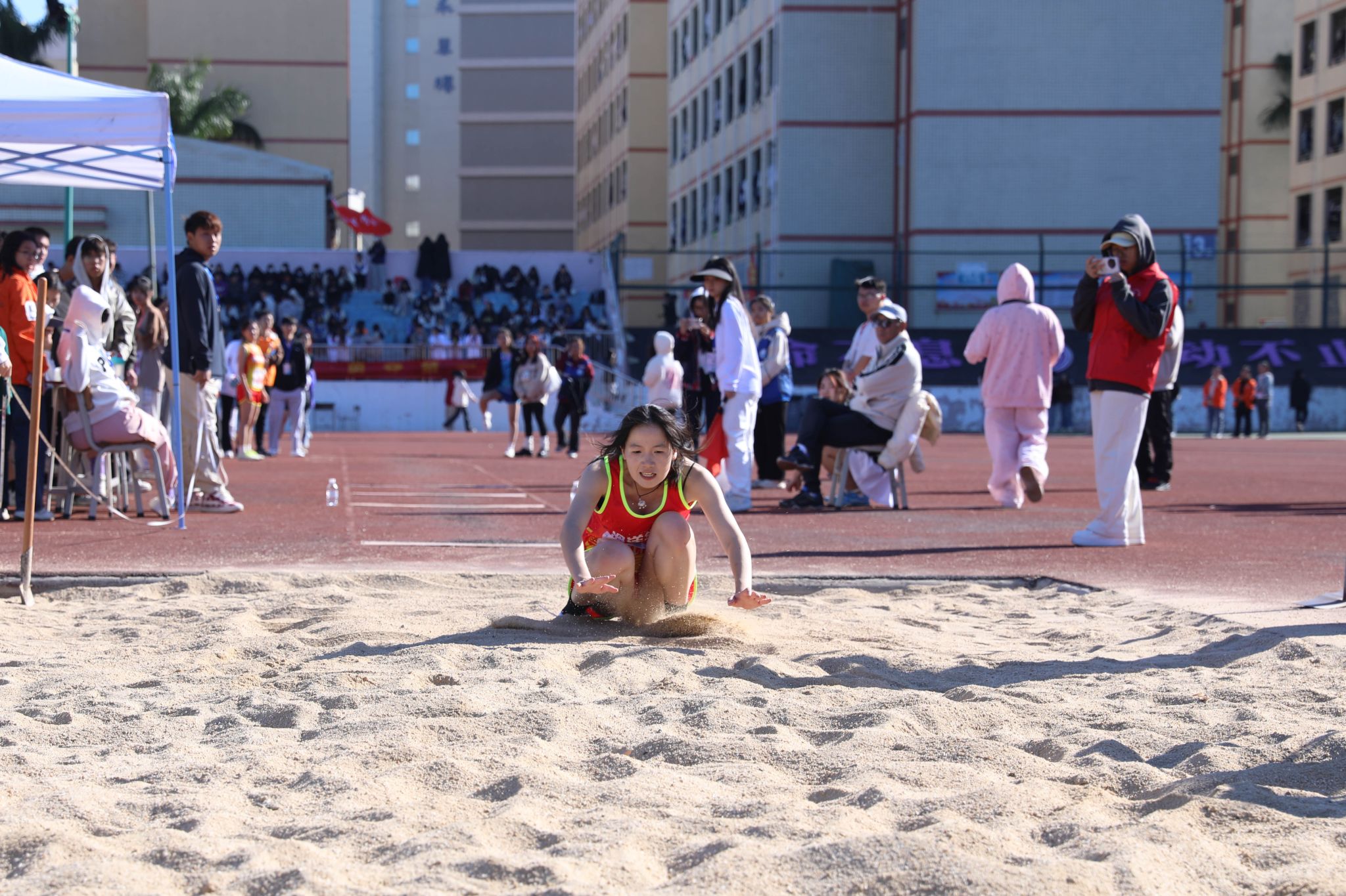 体育精神传承!运动员积极参与比赛 体育精神传承!运动员积极参与比赛